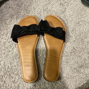 Black bow flat